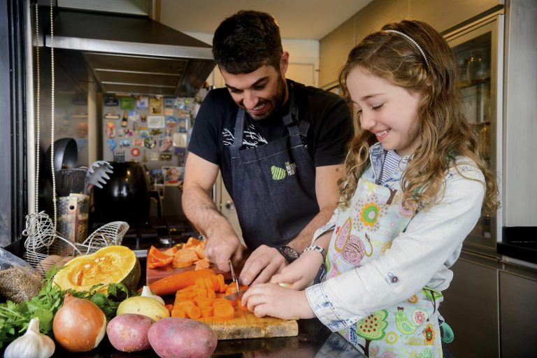 Alimentação ruim e falta de exercício são desafios de saúde global; veja vídeo com dicas