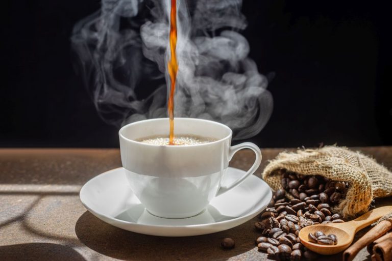 Beber café aumenta longevidade e reduz risco de insuficiência renal aguda, apontam estudos