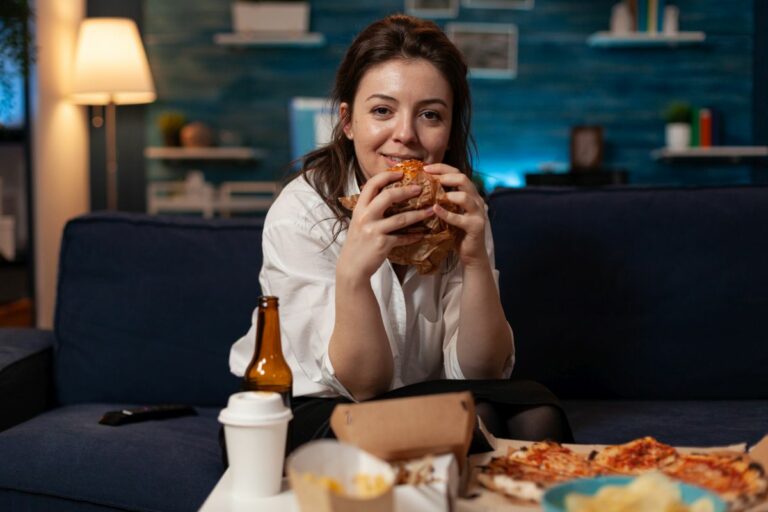 Comer depois das 22h aumenta o risco de obesidade