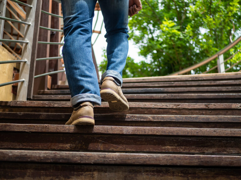 Ficar sentado por longos períodos é tão ruim quanto consumir cigarros; aposte então nos “exercise snacks”