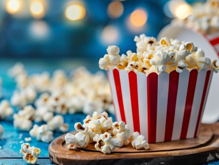 Pipoca pode ser um alimento saudável nas férias de inverno | Créditos: Freepik Premium